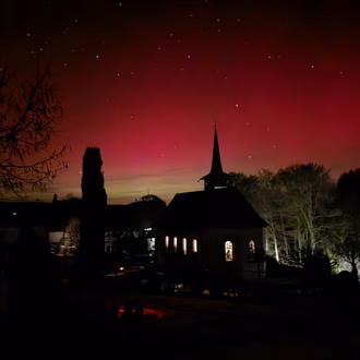 Nordlicht über der Kirche